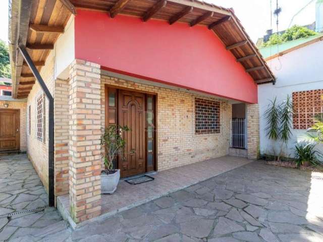 Casa térrea, no bairro Cavalhada, zona sul de Porto Alegre, construção antiga com peças amplas e arejadas. Possuí 2 dormitórios, 2 banheiros, ampla cozinha, sala de estar, sala de jantar,  escritório 