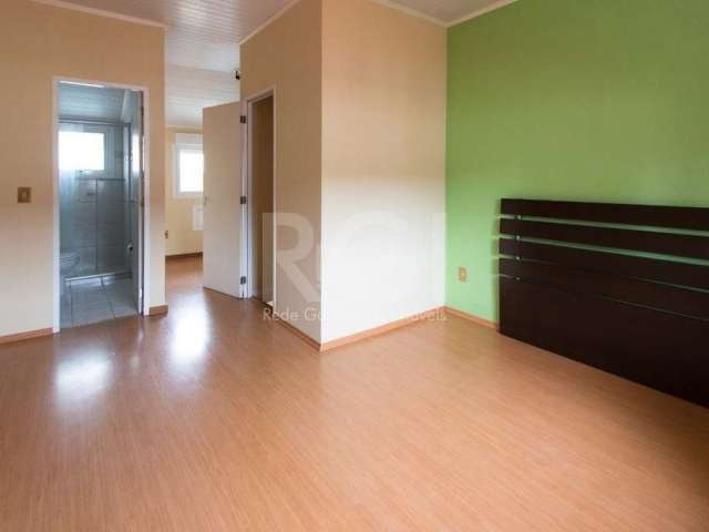 Excelente residencia em condomínio com 2 dormitórios 1 suite semi mobiliada, closet, living,lavabo, cozinha com moveis planejados, sotão, patio com área de serviço fechada e churrasqueira, banheiros c