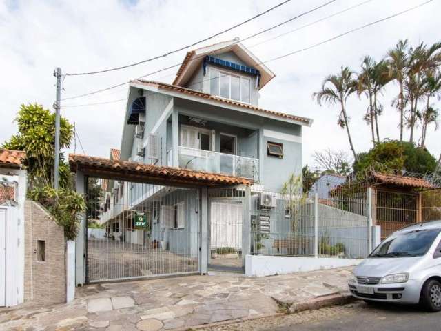 Ótima  Casa em Condomínio com poucas unidades e excelente orientação solar.&lt;BR&gt;No 1° pavimento: living em porcelanato para 02 ambientes, lavabo, copa-cozinha, churrasqueira e garagem coberta par