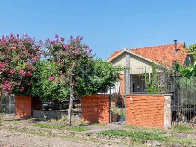 Casa com 3 dormitórios, muito aconchegante no bairro Vila Assunção com 220m² , localização maravilhosa, uma gostosa praça com árvores frutíferas em frente a casa.  No primeiro pavimento, living estar 