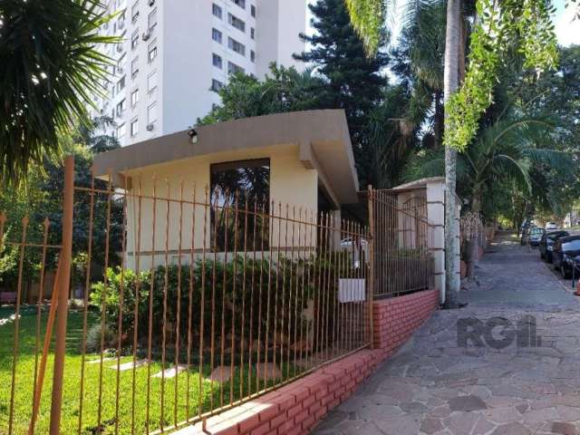 Ótimo apartamento, desocupado,  andar alto com vista, 01 dormitório, living 2 ambientes, cozinha,  área de serviço separada e banheiro social. Condomínio com portaria 24h, 2 elevadores, área verde, qu