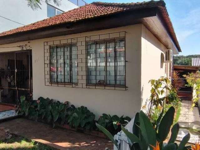 Casa de Alvenaria no bairro Cristal, contendo  duas suítes, três dormitórios, banheiro social, duas cozinhas, sala, lavanderia com área de serviços. Na parte dos fundos foi construído um galpão de fes