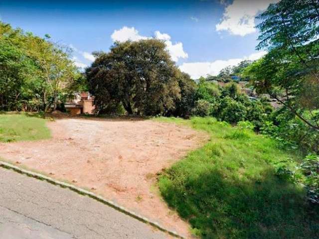 Amplo terreno no bairro Cascata, Zona Sul de Porto Alegre. Terreno com quase 1.600 m², próximo a Av. Oscar Pereira. Mede 36 metros de frente por 42 metros de um lado e 37 metros do outro lado, de fren