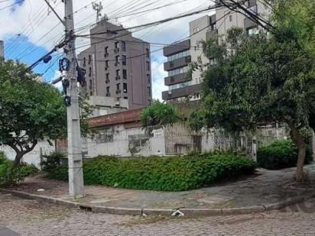 Casa plana, em excelente localização, para uso comercial ou residencial, próximo a Avenida Ipiranga, com 02 dormitórios e uma ótima área externa.&lt;BR&gt; Bairro Santana é considerado o coração de Po