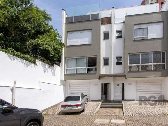 Excelente casa em condomínio que possui originalmente 3 dormitórios, tranfromado em 2 sendo 2 suites, 3 lavabos sendo 1 em cada pavimento. Cozinha semi mobiliada, churrasqueira e forno para pizza. Liv