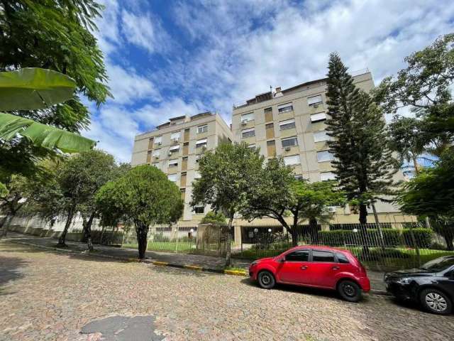 Vende-se apartamento amplo de 3 dormitórios, banho social, living amplo em 2 ambientes, área de serviço independente, banheiro auxiliar e 1 vaga de garagem. Prédio com elevador, portaria 24h, biciclet