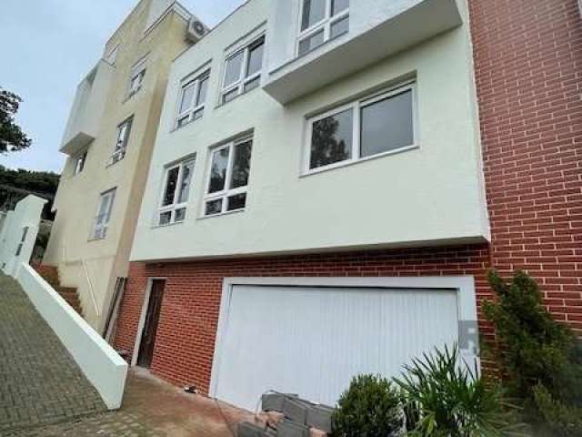 Ótima casa em condomínio no bairro Ipanema com 3 dormitórios, sendo 1 suítes, com linda vista, composta por 2 pavimentos. &lt;BR&gt;&lt;BR&gt;2° pavimento - 3 dormitórios sendo um suíte, banheiro soci