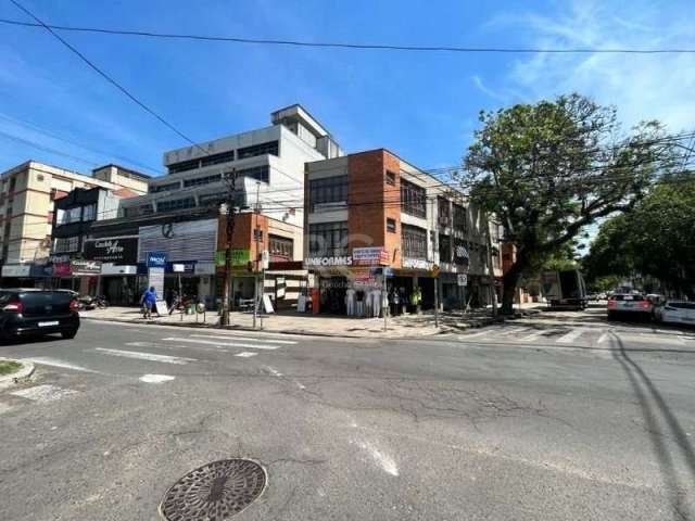 Na Cristóvão Colombo, avenida tradicional e de grande fluxo, esquina com a R. Hoffman, em frente ao Zaffari. &lt;BR&gt;Ótima oportunidade para investimento! Loja à venda na Avenida Cristovão Colombo, 