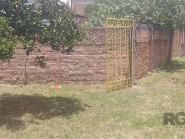 Casa à venda em Albatroz, Porto Alegre. Com 2 dormitórios, 1 banheiro, 2 vagas de garagem. Possui 80m² de área privativa e área total. Localizado próximo a Jardim Carvalho. Entre em contato para mais 