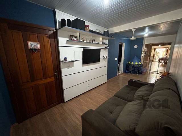 Excelente casa na Hípica com  5 dormitórios, 2  banheiros, sala grande, cozinha grande com balcão de alvenaria e tampos de granito, piso laminado em 2 quartos e na sala, nos outros 3 quartos assoalho 