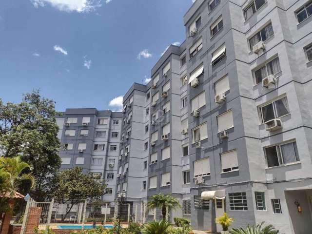 Impecável apartamento 02 Dormitórios localizado em importante via no Bairro Cavalhada.    &lt;BR&gt;62,55 m² privativos, reformado - DESOCUPADO&lt;BR&gt;Amplo living 02 ambientes, 02 dormitórios, cozi