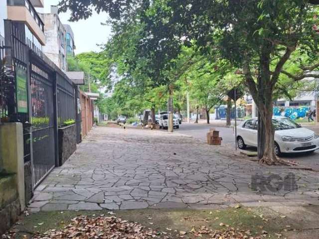 TERRENO  419M² A VENDA NO BAIRRO PETROPOLIS - POA RS    &lt;BR&gt;   &lt;BR&gt;&lt;BR&gt;Terreno  medindo 6,60 de frente por 63.50 da frente ao fundo , gradeado  em rua pavimentada  próximo de princip