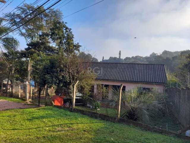 Terreno zona rural, próximo a Av. Gedeon Leite medindo 19,10x83,70 com 3 casas, perfeita para investimento comercial ou moradia. Possui árvore frutíferas. Não aceita financiamento. Agende uma visita e