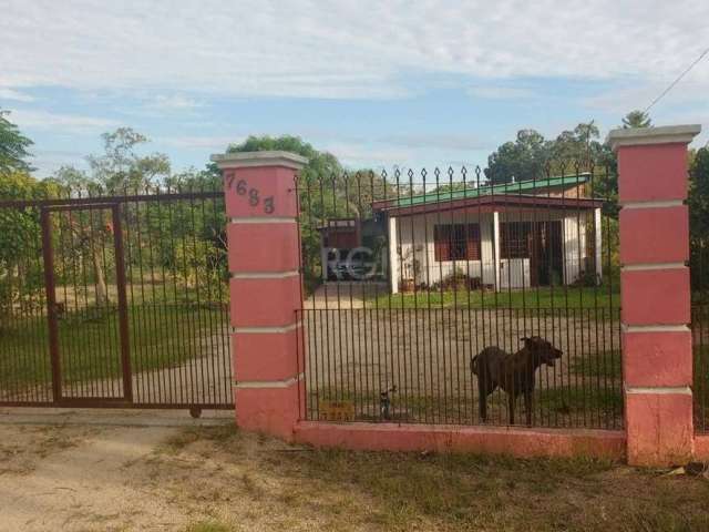 Sítio com 1 ha, possui um Ótimo imóvel de 2 dormitórios, sala ampla, cozinha, banheiro social, Churrasqueira, garagem coberta, varanda na frente.&lt;BR&gt;Possui muito verde, arvores nativas e frutífe