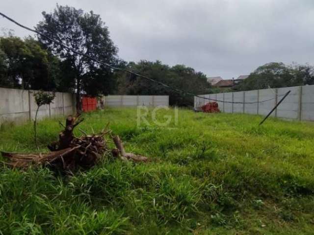 Terreno no bairro Guarujá, todo murado, plano medindo 12.50x30,35,  otima localização, a poucas quadras da orla. Terreno tem vantagem em ter uma sobra de terras ao lado que pode ter um aproveitamento 