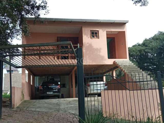 Linda casa no bairro Belem Velho,  com ótima localização, com 3 dormitórios grandes, sendo um no andar superior com sacada frontal, 2 banheiros, sendo um em cima, living conceito aberto,  duas cozinha