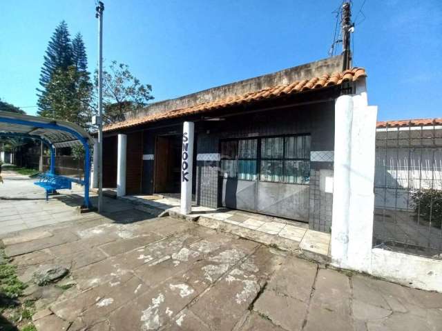 Terreno plano medindo 10x33 em avenida principal no bairro Aberta dos Morros. Otima localização a 2 minutos do Zaffari Hipica. Possui 2 casas no terreno não averbadas. Otima oportunidade para investid