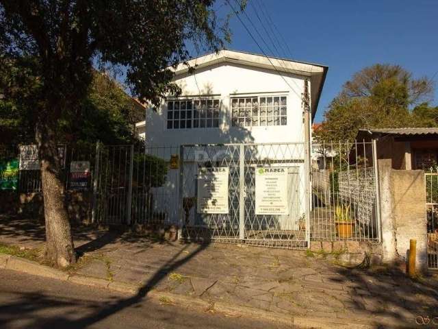 Casa no Bairro Tristeza com 3 dormitórios, sendo uma suíte, Living com lareira , lavabo, ampla cozinha com churrasqueira, banheiro social. Pátio aos fundos, e na frente. Garagem fechada no térreo para