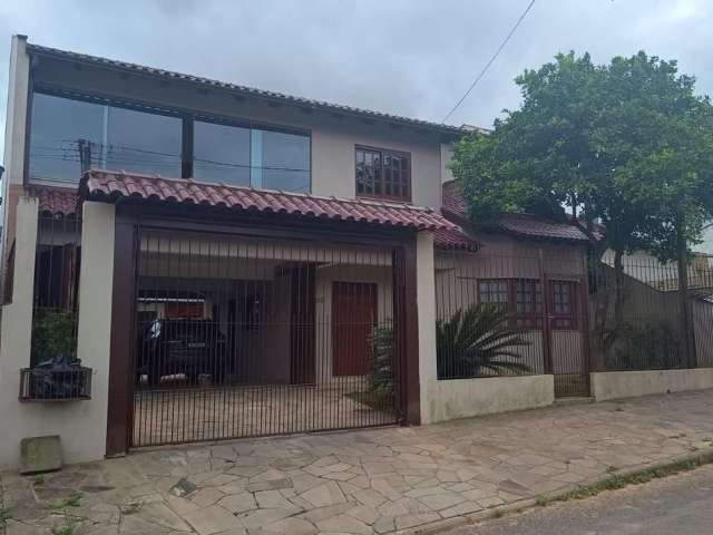 Procurando uma casa com espaço para curtir e viver com a família?&lt;BR&gt;Confira essa ótima casa de 300m² &lt;BR&gt;No andar inferior uma ampla sala de estar com lareira, cozinha americana com móvei