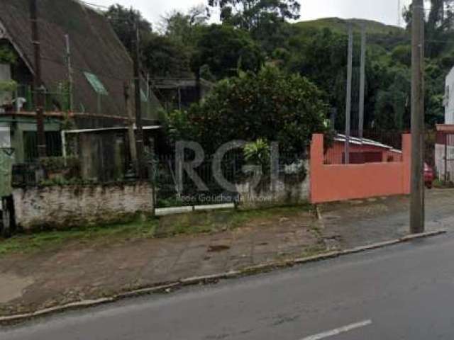 Lote/terreno à venda com 3 quartos, 140m².&lt;BR&gt;Terreno com edificação com 2 pavimentos, com estrutura de várias peças e solida para mais 3 andares, um jardim na frente e fundos. &lt;BR&gt;Localiz