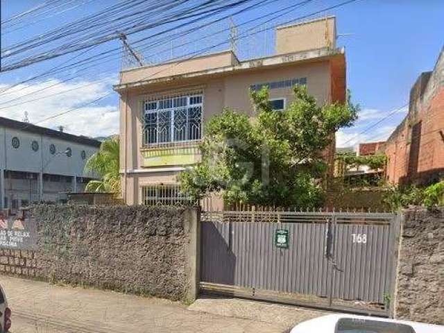 Vende sobrado com 3 dormitórios, 3 banheiros, ampla sala, cozinha, área de serviço, pátio e 3 vagas de garagem, no bairro São Geraldo, próximo  à Avenida Pernambuco.