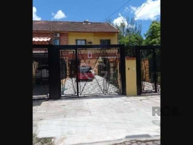 Excelente casa, toda com acabamento de qualidade e manutenção em dia.&lt;BR&gt;A casa possui, pátio com churrasqueira e uma sala em anexo, 3 andares, sendo estes compostos por 3 dormitórios, 2 banheir