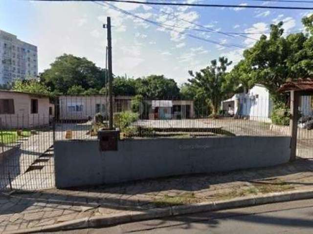 Ótima área composta de 3 terrenos com 6.000,00 m², em avenida movimentada, perfeito para construtoras e futuros empreendimentos.&lt;BR&gt;Com todos os recursos do bairro a disposição, próximo do Barra