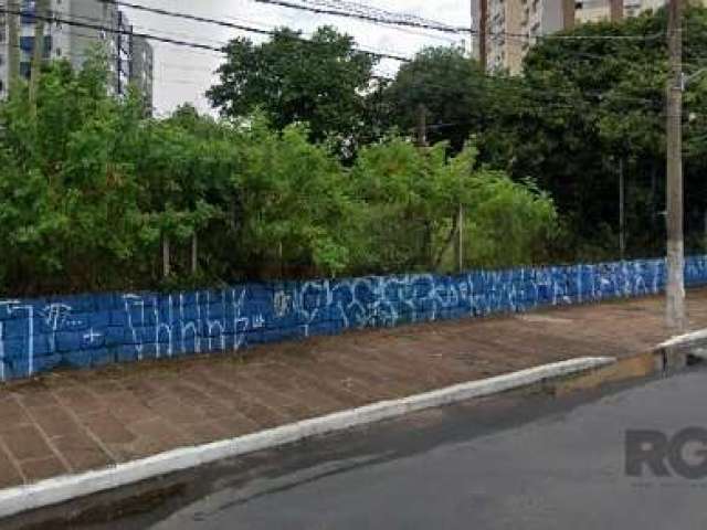 Terreno de esquina com duas frentes, amplo espaço construtivo e projeto de mall aprovado.&lt;BR&gt;Oportunidade para built-to-suit.Localizado na Zona Leste de Porto Alegre, o Partenon tem área extensa