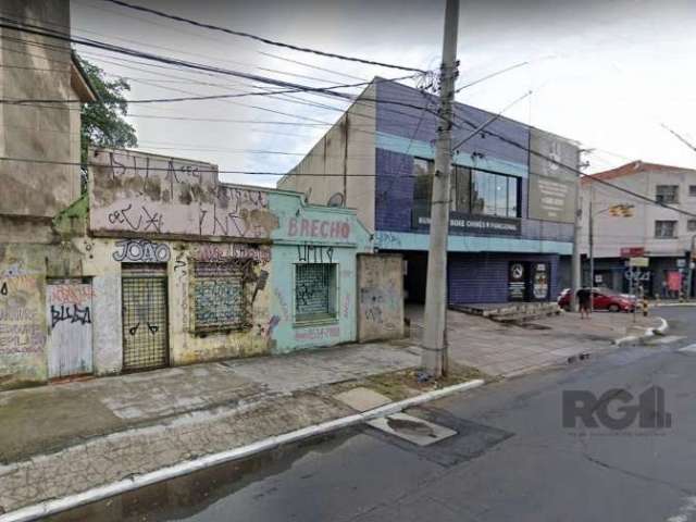 Vende-se terreno em região comercial com edificação antiga, localizado em excelente ponto para instalações corporativas - Avenida Bento Gonçalves com a rua Luiz de Camões bairro Partenon. Ótima área p