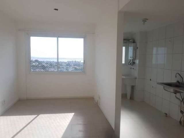 Excelente apartamento de 03 dormitórios, sendo 01 suíte. Living amplo com vista panorâmica da cidade, com direito a Por do Sol do Guaíba. Cozinha, área de serviço, banheiro suíte e banheiro social. Bo