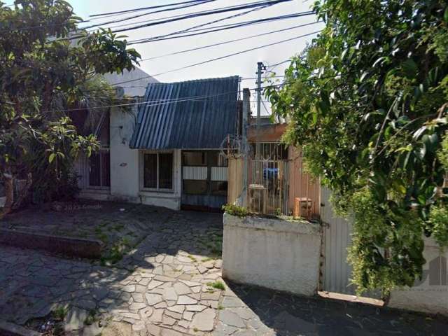 Terreno no bairro Partenon, com  uma casa que necessita de reforma, medindo 7,50 de frente e 26,30  de comprimento, totalizando 197,25m²,  ótima localização, à 5 minutos da PUC-RS e a 600 metros do Sh