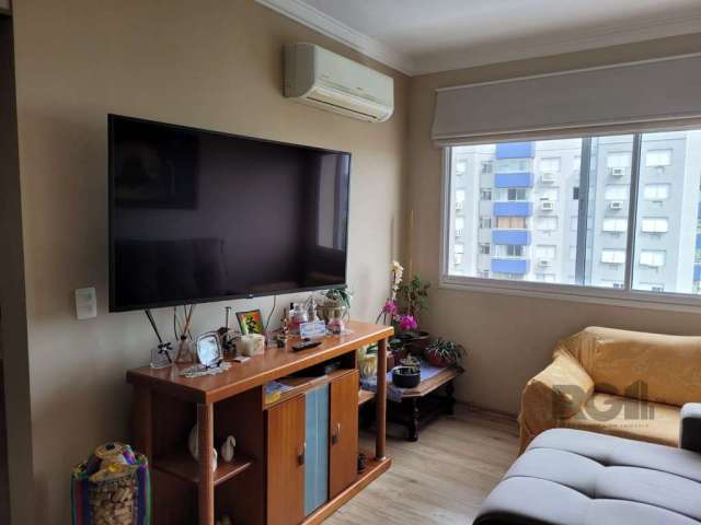 Apartamento no bairro Santana em Porto Alegre. 3 dormitórios, sendo 1 suíte. Semi mobiliado com móveis sob medida de excelente qualidade. Churrasqueira. Permanecem no imóvel cortinas, ar condicionado,