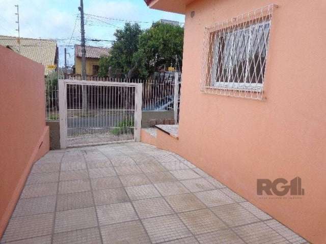 Casa localizada no bairro Vila Ipiranga, com 80 m². Imóvel dispõe de 2 dormitórios, sala de estar/jantar, cozinha, banheiro social , área de serviço e pisos em cerâmica. Garagem para até 2 veículos. P