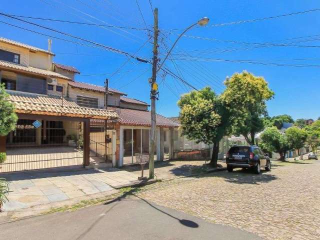 Casa, estilo sobrado, social integrado com lareira, jantar, cozinha com armários, pátio, pergolado, ambiente de churrasco reversível, sótão ou quarto dormitório, depósito, sacada, vista, sol norte...p