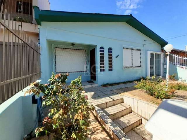 Vende-se ÓTIMA Casa no Bairro Jardim Itu Sabará, na Rua Platão, com peças amplas, 3 dormitórios, sendo que um deles hoje é utilizado como copa, sendo uma suíte, living com dois ambientes, cozinha. Tod