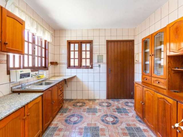 Vendo Sobrado com 03 dormitórios no Bairro Jardim Sabará em Porto Alegre, sala ampla, cozinha montada com armários e lavabo. Parte superior com 03 dormitórios (uma suíte) todos com aceso a sacada com 