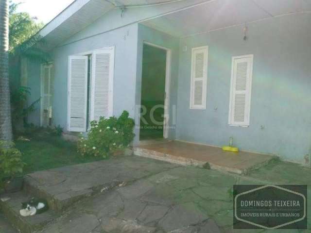 Vende no bairro jardim leopoldina, casa de 3 dormitórios, sala 2 ambientes, cozinha, garagem para 2 carros, pátio na frente e nos fundos, bairro com comercio diversificado, acesso a transporte coletiv