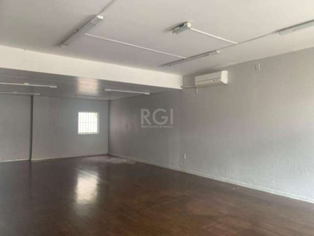 Vende no Bairro Floresta, sobrado comercial, podendo ser também residencial ou misto. &lt;BR&gt;Subsolo: área para garagem para 02 carros, mais espaço para depósito e ou dormitório e banheiro. Piso té