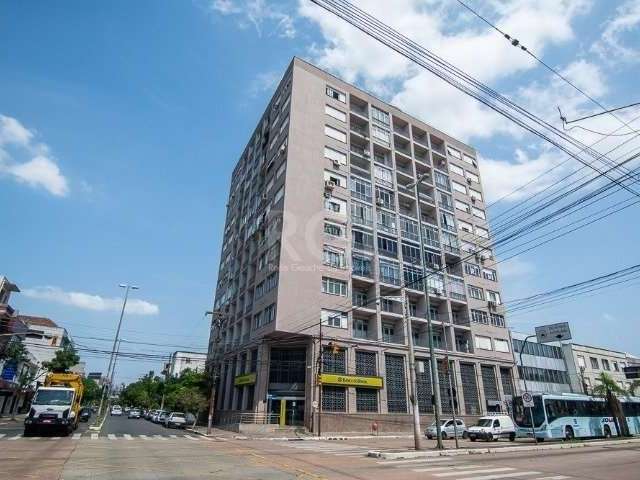 Apartamento todo reformado, 2 dormitórios, sala ampla, cozinha, banheiro com com hidro, junker, dependência de empregada, área de serviço. Salão de festas com vista espetacular, elevadores, portaria 2