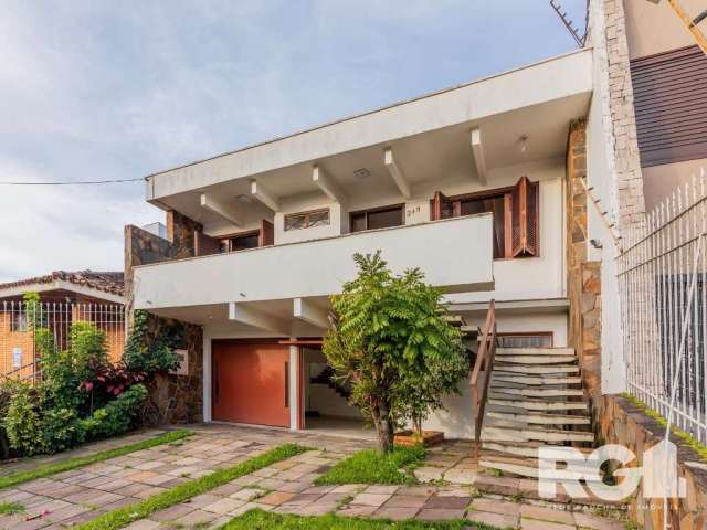 Belíssima casa  com bastante segurança e privacidade. Ensolarada.&lt;BR&gt;&lt;BR&gt;Ao chegar na casa, a garagem fica em baixo, com dependência de empregada, piso da garagem em porcelanato.&lt;BR&gt;