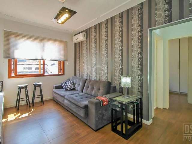 Vende-se apartamento mobiliado, impecável, com vista ensolarada, 1 dormitório, living amplo em 2 ambientes, copa e cozinha, área de serviço independente e vaga para alugar no prédio. Prédio com fácil 