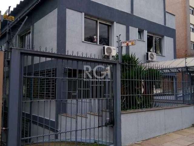 Vende-se apartamento de 02 dormitórios com sala, living amplo em 2 ambientes, banheiro social, cozinha com área de serviço separada. Excelente localização perto das principais avenidas dos bairros e d