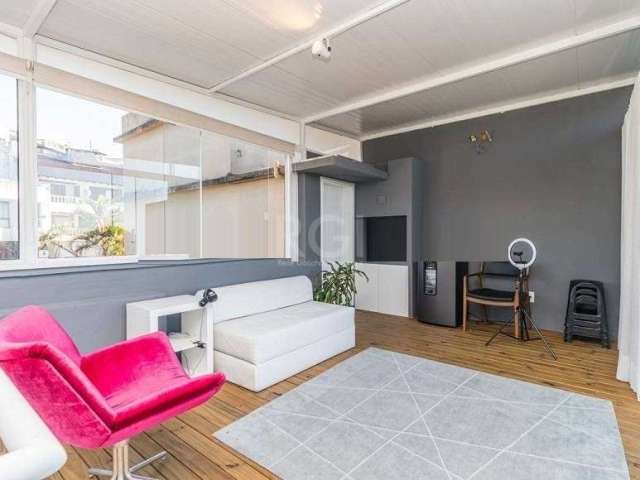 Vende-se linda cobertura, semi mobiliada, 3 dormitórios no Bairro  Três Figueiras Porto Alegre. Com vista privilegiada, rua silenciosa, com ventilação cruzada em todas as áreas,  living, 3 dormitórios