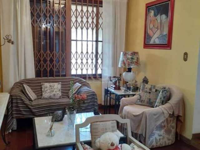 Vende-se bela casa, 3 dormitórios, suíte, banho social, hidro, sala de jantar, sala de estar com lavabo, lareira, sala de cinema, copa e cozinha, lavanderia, quiosque com churrasqueira, salão de festa