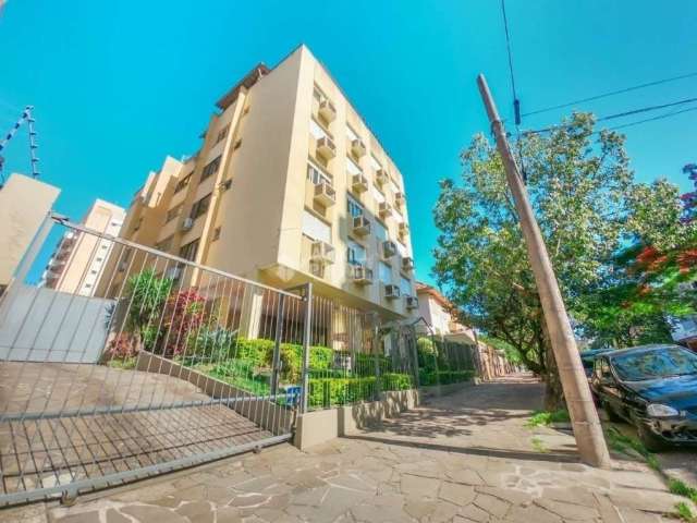 Vende-se apartamento 2 dormitórios com 1 vaga de garagem/box, living amplo em 2 ambientes, banho social, copa e cozinha, área de serviço independente e banho auxiliar.&lt;BR&gt;Prédio com elevador, po