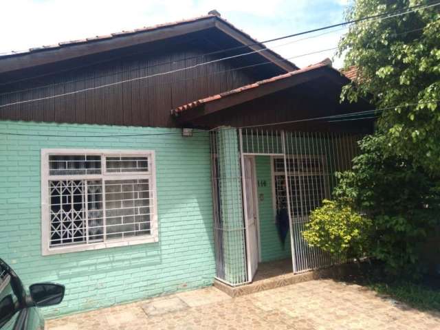 CASA 150 m² com amplas dependências 3 dormitórios, banheiro social,living amplo, copa e cozinha.&lt;BR&gt;Possui um bom pátio, e  3 vagas, um  sobrado nos fundos, com quarto, sala, cozinha e banheiro,