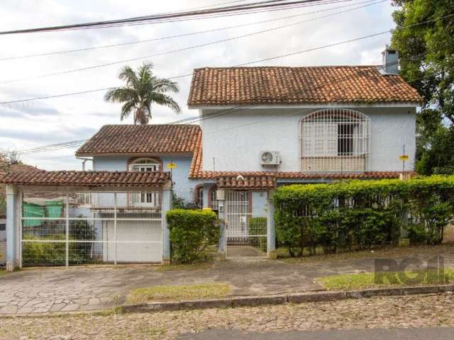 Casa no bairro Cristal, Possui 4 dormitórios, sendo 1suíte, closet e banheira de hidromassagem, com possibilidade de um podendo 1 dormitórios extra.&lt;BR&gt;Living para três ambientes com lareira, ja