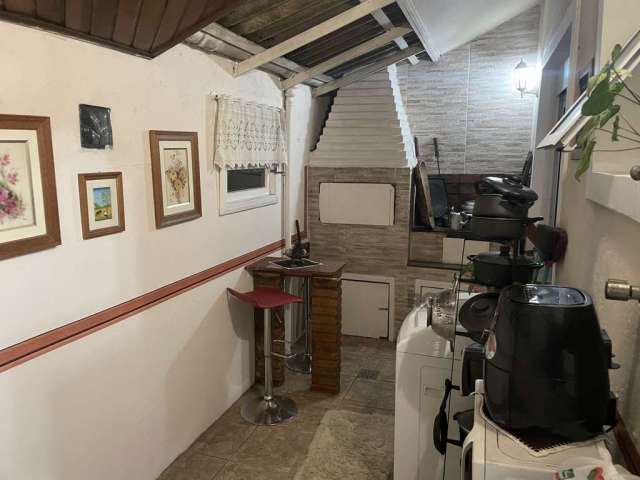 Linda Casa  venda no bairro Alto Petrópolis, zona norte. 3 quartos, com duas vagas na garagem.  Valor R$265mil&lt;BR&gt; Endereço: RUA Professora Zilah Totta 780&lt;BR&gt;  2 salões de festas, com ace