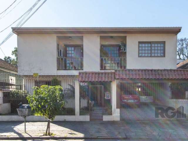 Excelente casa à venda no bairro Nonoai, Porto Alegre!&lt;BR&gt;No primeiro pavimento conta com o hall de entrada, lavabo, uma sala auxiliar que pode ser um escritório ou um dormitório, living para do