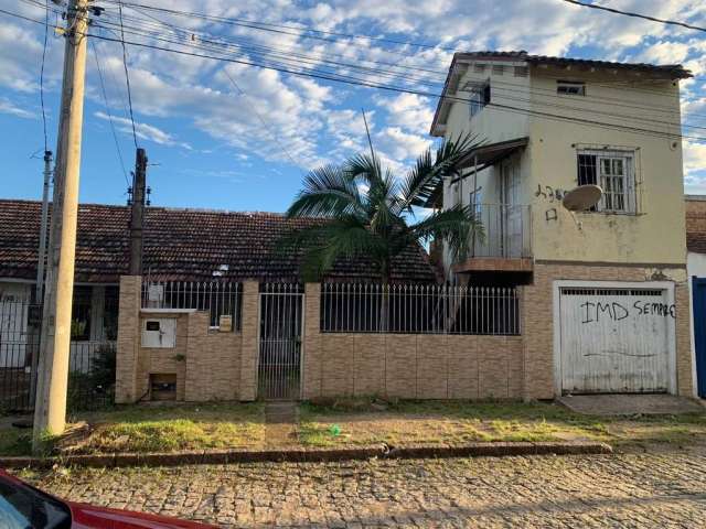 Oportunidade no bairro Restinga, terreno com 2 casas, a casa contem dois dormitórios, sala cozinha, lavanderia e pátio. O chalé tem sala e cozinha em baixo e suíte em cima. Ótima localização, document